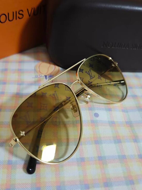 ℒAuthentic Louis Vuitton Aviator Sunglasses, Gold Tone, Monogram Lenses main image 4